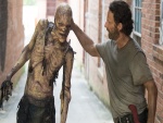 Rick con un caminante (The Walking Dead)