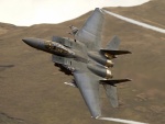 McDonnell Douglas F-15 Eagle volando  sobre las montañas