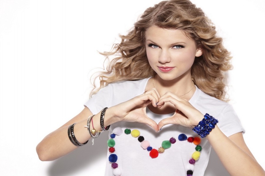 Taylor Swift formando un corazón con sus manos