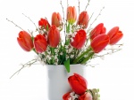Ramo de tulipanes en un recipiente blanco