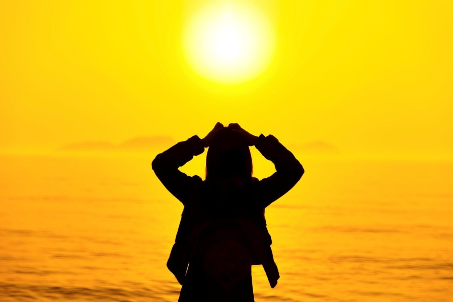 Silueta de una mujer frente al sol