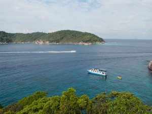 Navegando por el mar en Tailandia