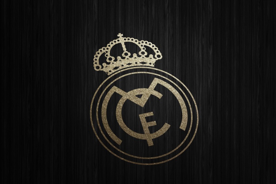 Escudo del Real Madrid en fondo negro