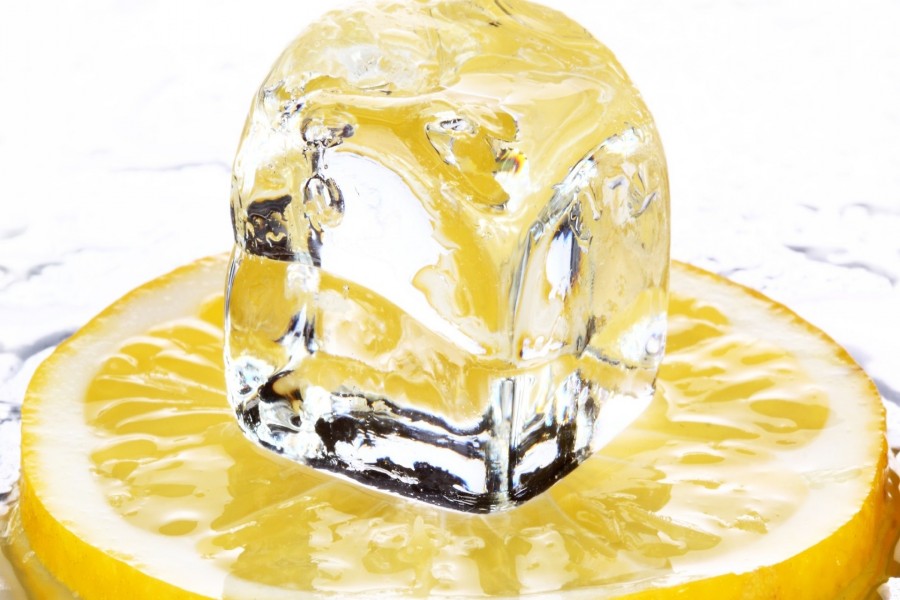 Cubito de hielo sobre una rodaja de limón