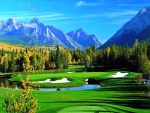 Campo de golf entre montañas