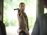 Rick a punto de disparar (The Walking Dead)