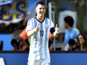 Lionel Messi feliz con la camiseta de Argentina