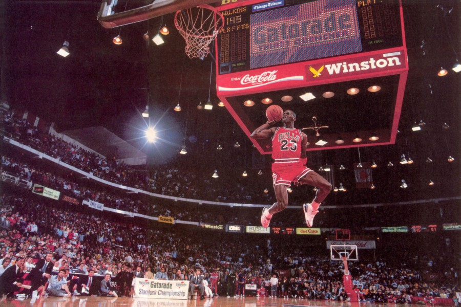 Michael Jordan saltando junto a la canasta