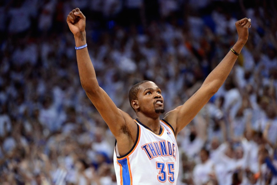 Kevin Durant levantando los brazos (Oklahoma City Thunder)
