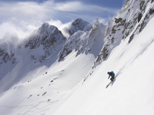 Esquiando en la montaña