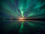 Aurora boreal sobre el lago