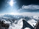 Los Alpes nevados iluminados por los rayos del sol