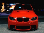 BMW de color rojo en la ciudad