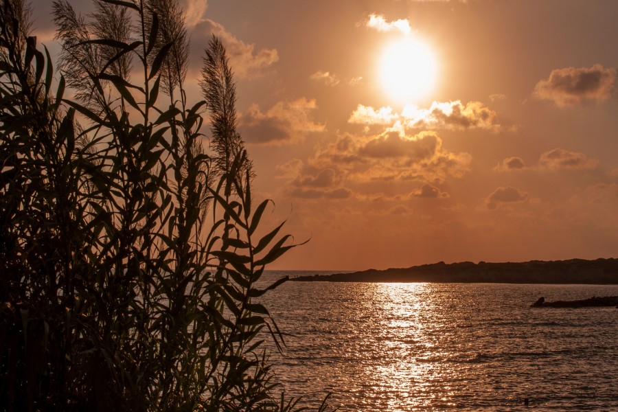 El reflejo del Sol en el mar justo antes de la puesta de sol (Chipre)