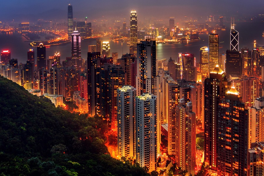 Edificios iluminados en Hong Kong