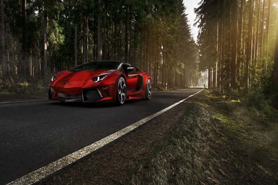 Lamborghini Aventador rojo en un camino forestal