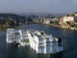 Hermosa casa blanca, en medio de un río, en la India.