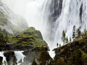 Impresionante cascada en Noruega