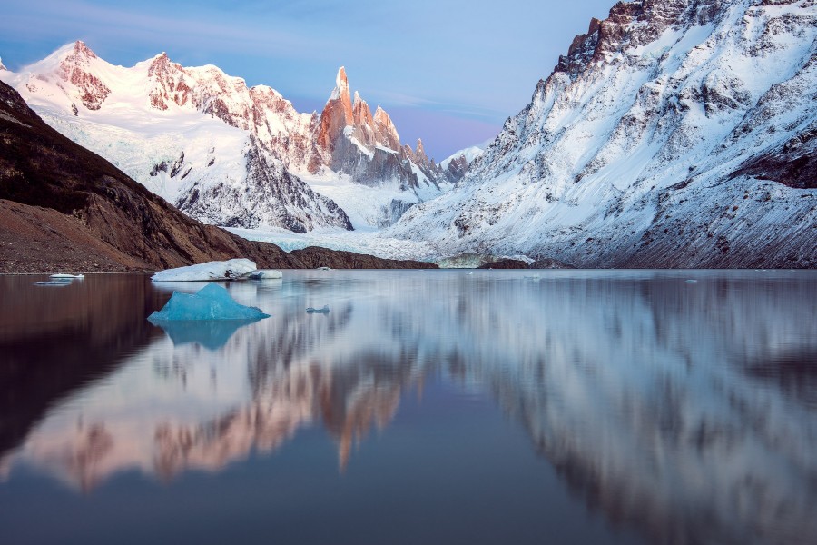 Lago entre las montañas nevadas