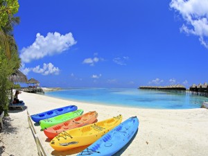 Kayaks en una playa tropical