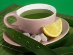 Taza con té verde y rodaja de limón