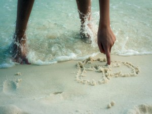 Dibujando un corazón en la arena