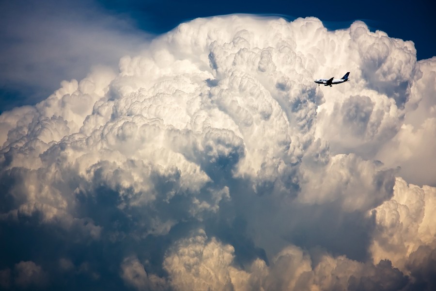 Avión de pasajeros entre nubes blancas