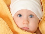 Bello bebé con los ojos azules