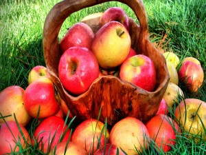 Manzanas en una cesta de madera