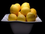 Jugosos limones en una fuente