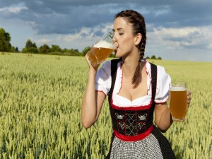 Mujer tomando cerveza