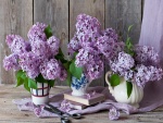 Floreros con ramos de lilas
