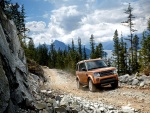 Land Rover en un camino de montaña