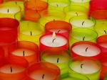 Velas en candelabros de colores