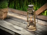 Lámpara de queroseno sobre una tabla