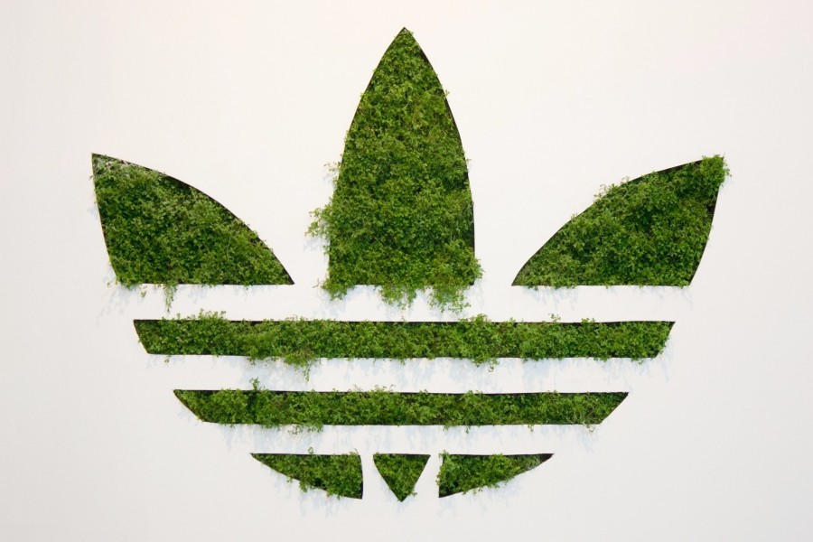 Logo de Adidas con hojas verdes