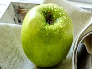 Manzana verde con gotas de agua