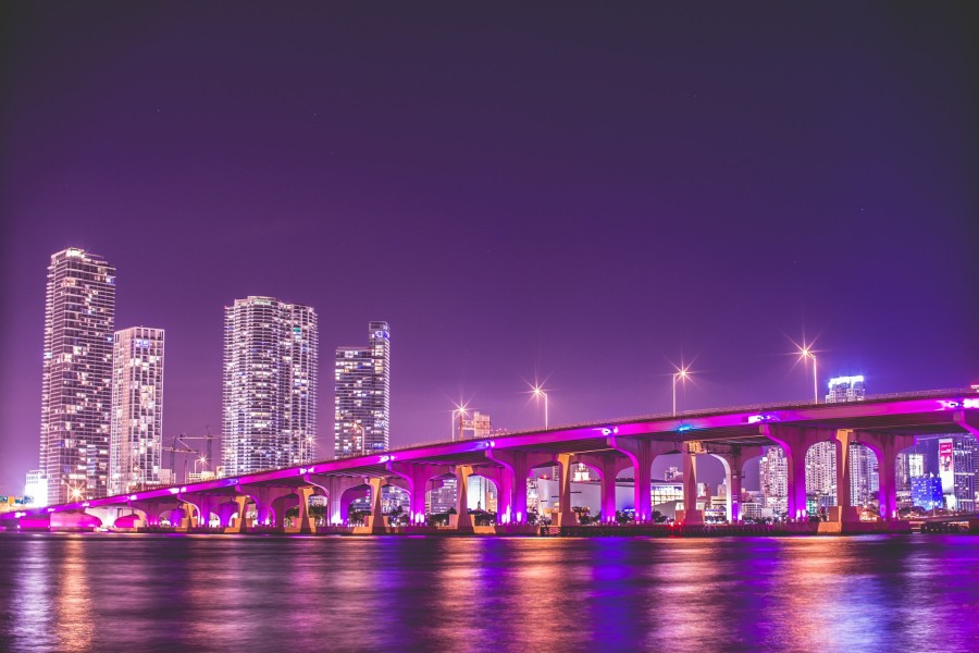 Puente iluminado en Miami
