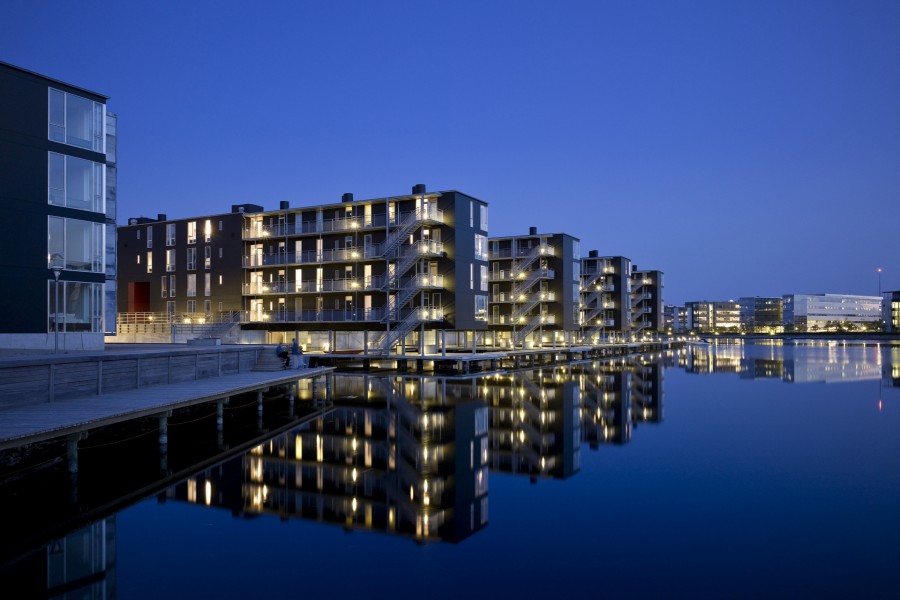 Arquitectura moderna frente al lago (Dinamarca)