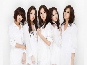 Integrantes de la banda surcoreana KARA vestidas de color blanco