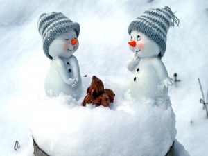Bellos y sonrientes muñecos de nieve