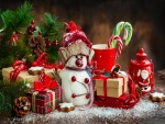 Elementos decorativos para Navidad junto al árbol