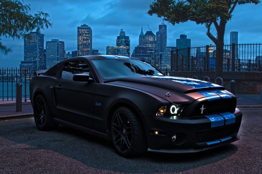 Ford Mustang en la noche