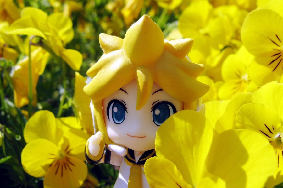  Personaje de anime entre flores amarillas ( )