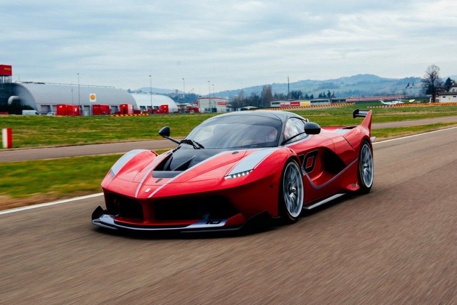 Ferrari rojo FXX en la pista