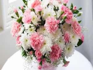 Ramo de crisantemos de color rosa y blanco