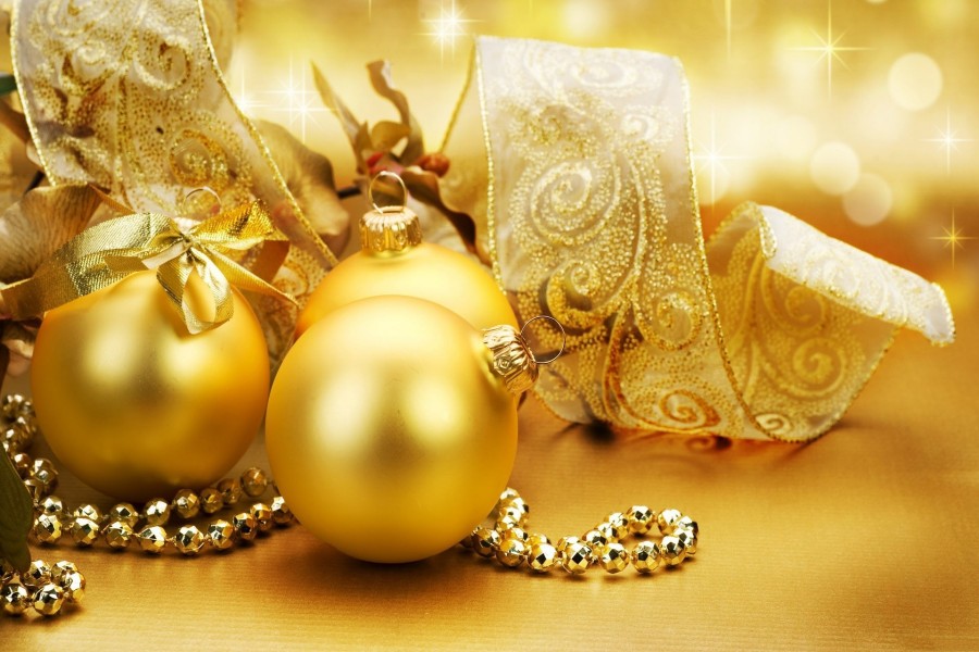Cintas y bolas doradas para Navidad