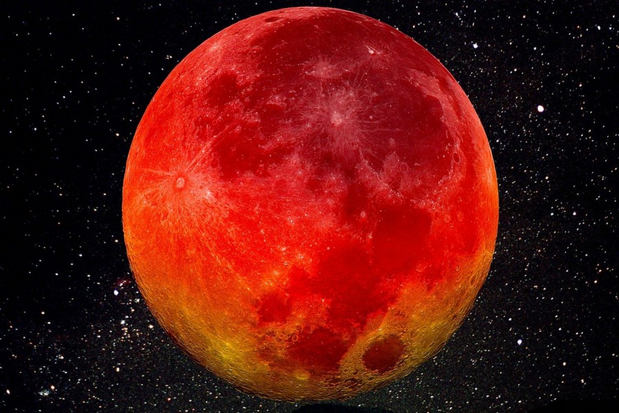 Luna roja sobre un cielo estrellado