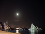 Contemplando la noche de luna llena junto al mar