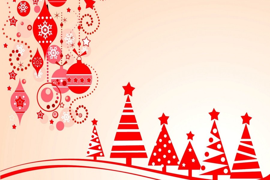 Árboles abstractos y una variedad de adornos de Navidad en rojo